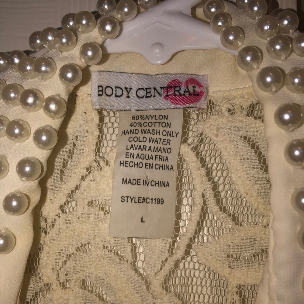 Off white lace sleeveless top & pearl collar - Picture 5 of 5